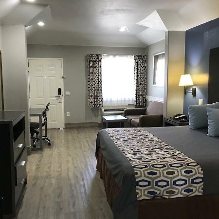 Camelot Inn And Suites Aldine Exterior foto